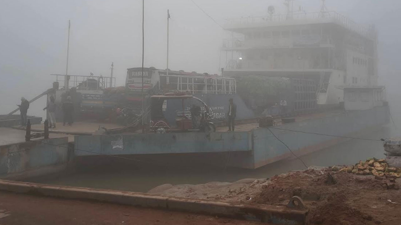 ফাল্গুনের ঘন কুয়াশায় দৌলতদিয়া-পাটুরিয়া নৌরুটে ফেরি বন্ধ