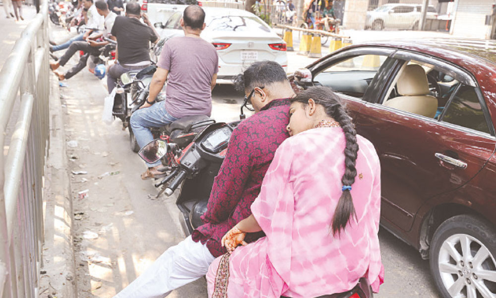 ছুটির দিনেও পাম্পগুলোতে দীর্ঘ লাইন, ৫-৬ ঘণ্টা অপেক্ষার পর মিলছে তেল