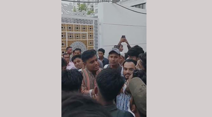 চট্টগ্রামে সাবেক মেয়র মনজুর আলমের বাসায় গিয়ে তোপের মুখে হাসনাত