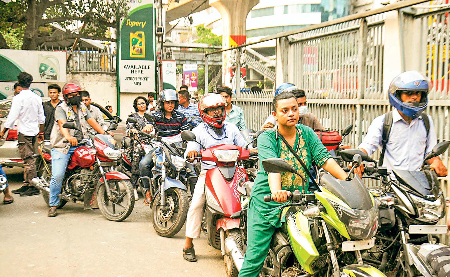 নারী বাইকার:লাইনে দাঁড়ালে ভোগান্তি,অগ্রাধিকার নিলে কটূক্তি