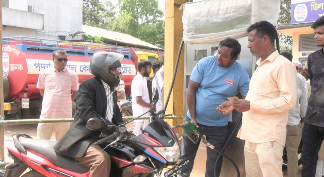 ছয় ঘণ্টা অপেক্ষার পর বললেন,তেল নিতে এসে ফেঁসে গেছি