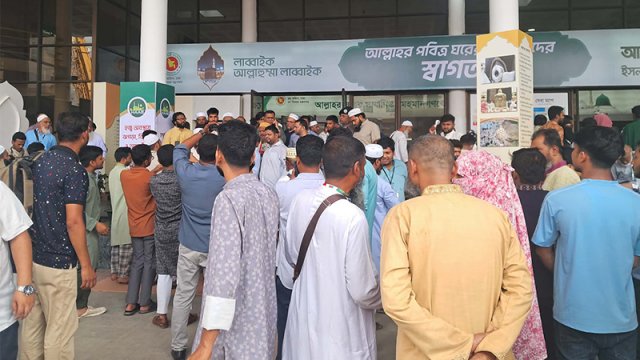 হজক্যাম্পে বাড়ছে যাত্রীদের ভিড়, রাতে উড়ছে প্রথম ফ্লাইট