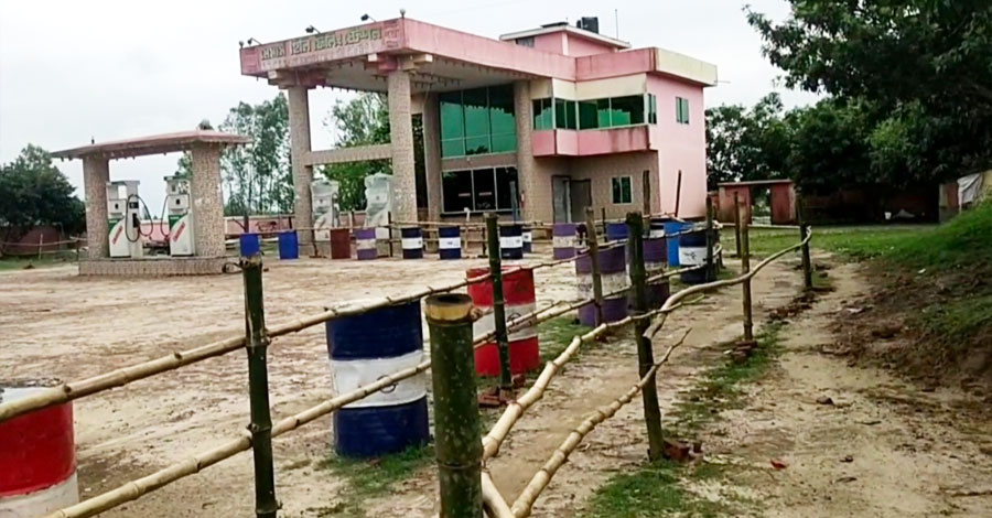 যেখানে ছিল দীর্ঘ লাইন, এখন চালকদের অপেক্ষায় পাম্প কর্মীরা