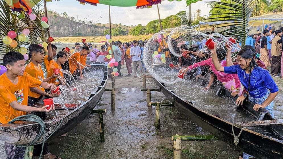 মারমাদের সাংগ্রাইয়ে জলকেলির উচ্ছ্বাস