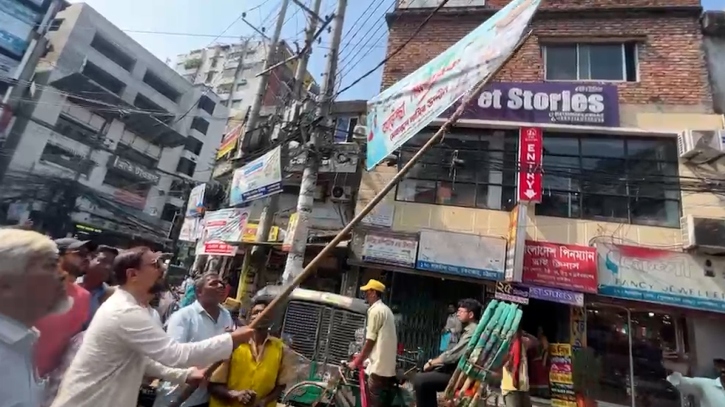 চট্টগ্রামে মেয়রের নেতৃত্বে অবৈধ বিলবোর্ড উচ্ছেদে অভিযান