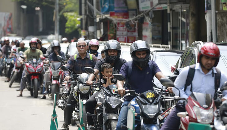 জ্বালানি সংকটে ঢাকায় কমছে ব্যক্তিগত গাড়ি চলাচল