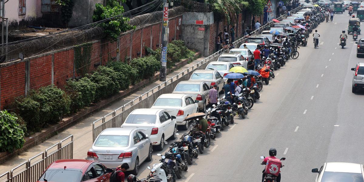 পাম্পে দীর্ঘ লাইন, বাহনের শুরু আছে শেষ যেন নেই