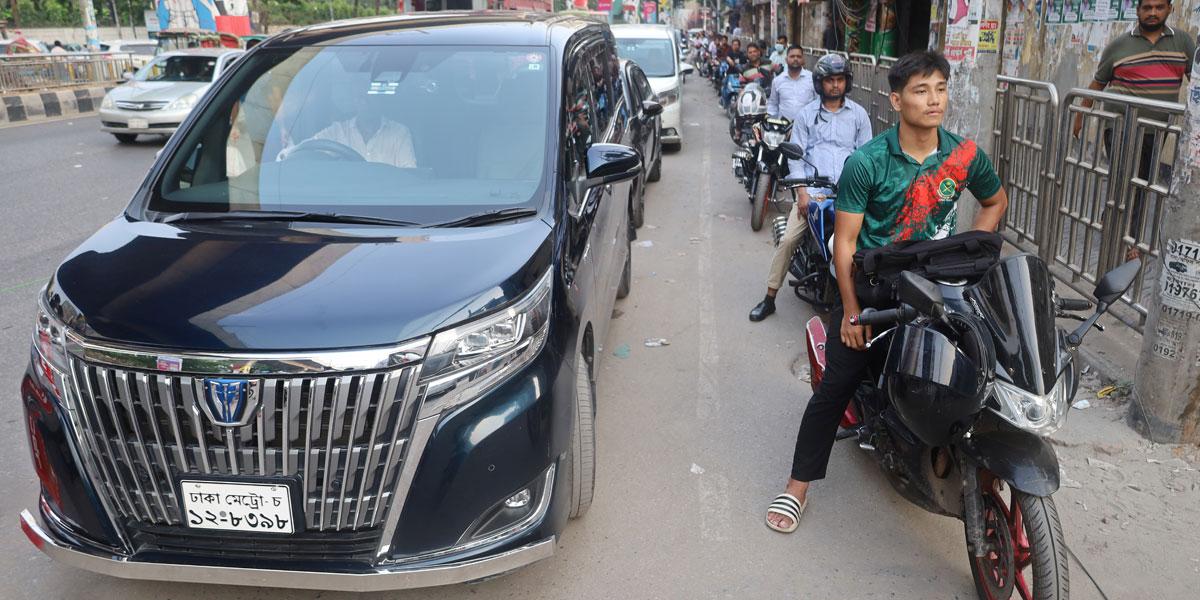 দাম বাড়লেও তেল পেতে সীমাহীন ভোগান্তি