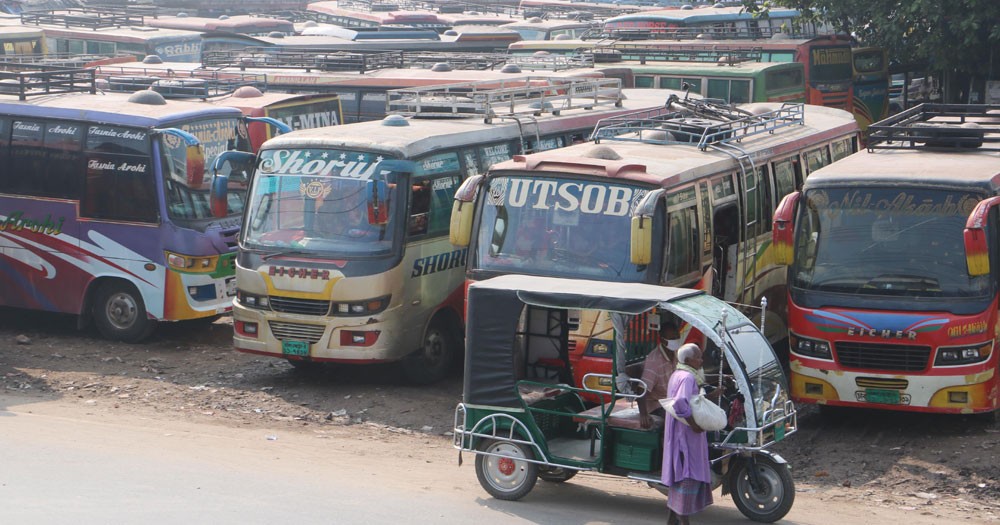 নওগাঁয় শ্রমিকদের দ্বন্দ্বে আন্তঃজেলা বাস-সিএনজি চলাচল বন্ধ