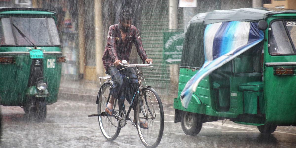 রাজধানীতে সকাল থেকে আকাশভাঙা বৃষ্টি