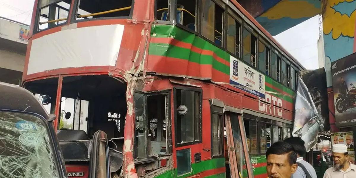 ফ্লাইওভারে ধাক্কা খেল ঢাবির ‘ক্ষণিকা’,আহত ৮