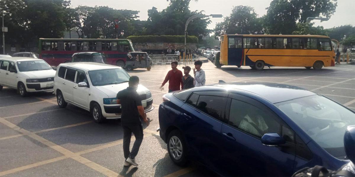 সড়কে এখনো আইন মানছে না কেউ