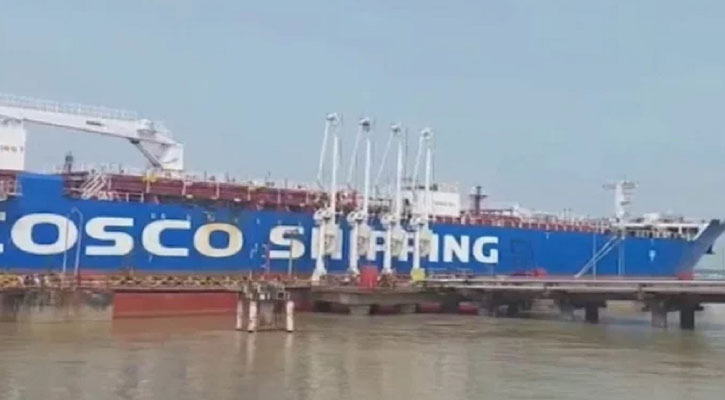 চট্টগ্রাম বন্দরে ভিড়েছে ডিজেলবাহী দুই জাহাজ