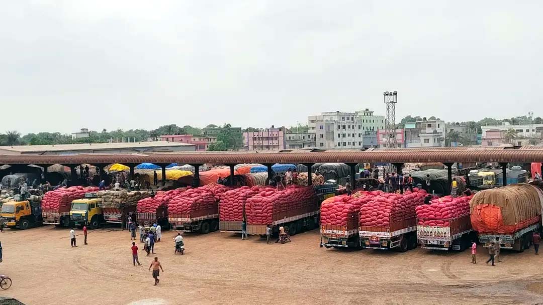 ‘অর্ধেক পথেই তেল শেষ, মাল দেরিতে পৌঁছায় নষ্ট হচ্ছে কাঁচামাল’