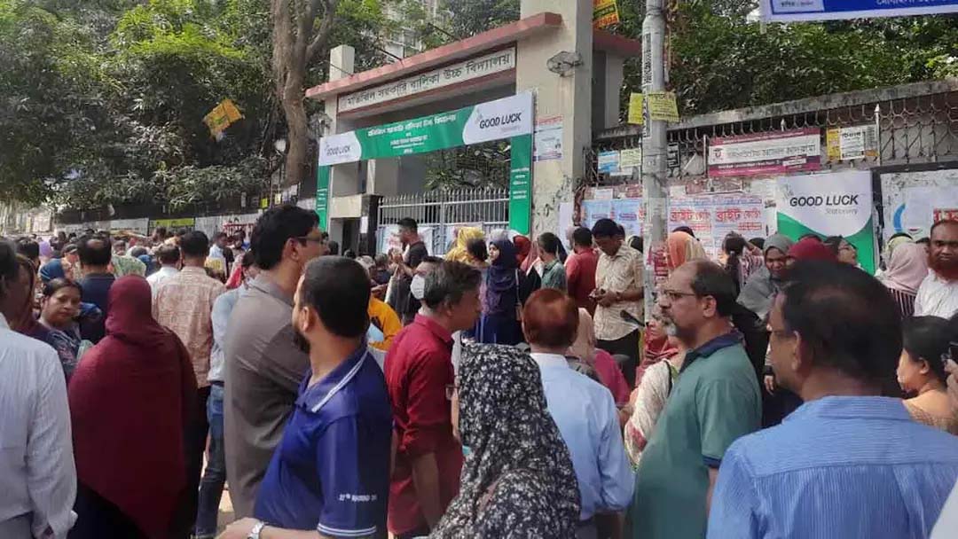 দীর্ঘ যানজট,হেঁটে কেন্দ্রে আসলো অনেক পরীক্ষার্থী