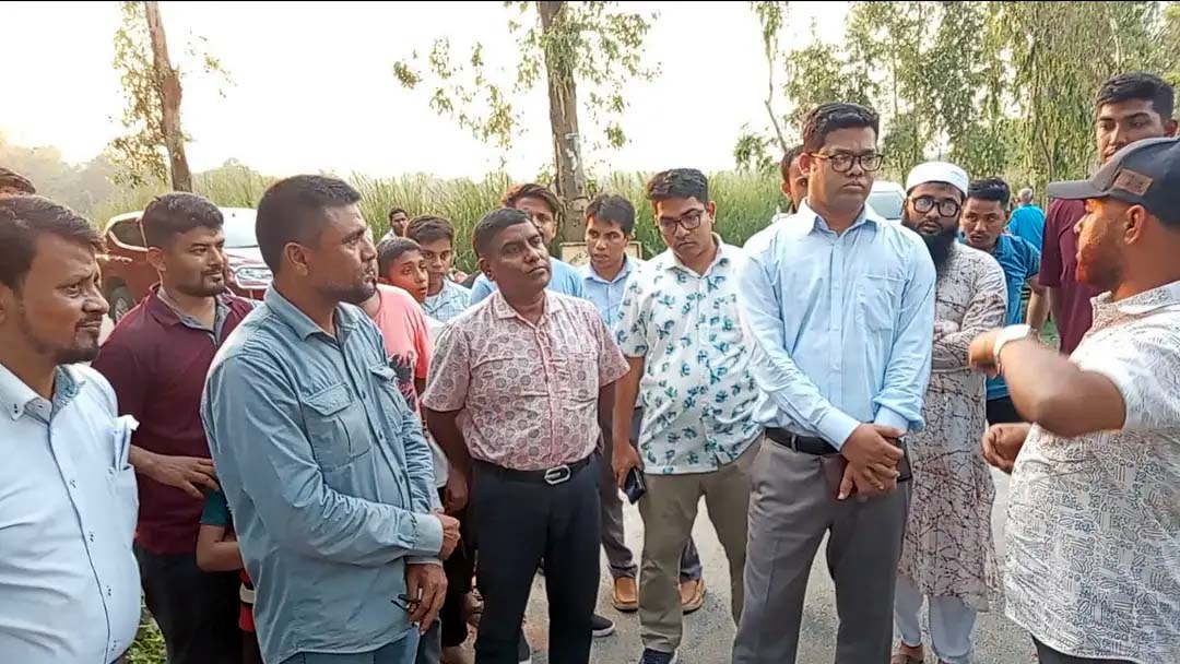 ফোনে অভিযোগ পেয়ে রাস্তার কাজে অনিয়ম ঠেকাতে ঘটনাস্থলে ডিসি