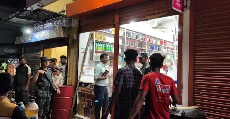 মেহেরপুরে অতিরিক্ত দামে তেল বিক্রি,দুই ডিলারকে জরিমানা