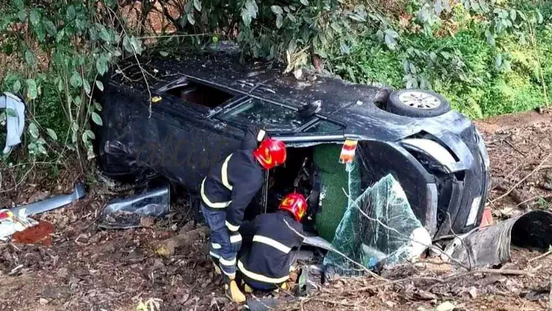 লোহাগাড়ায় মাইক্রোবাস খাদে পড়ে ৩ জনের মৃত্যু