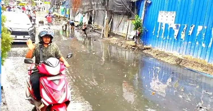 চট্টগ্রামে নিচু এলাকায় এখনো পানি পুরোপুরি নামেনি,ভোগান্তিতে নগরবাসী