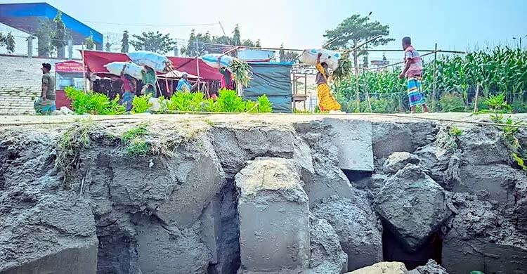 ১৫ মিটার দূরেই ব্রহ্মপুত্র,ভাঙন ঝুঁকিতে ১৫৭ কোটি টাকার লঞ্চ টার্মিনাল