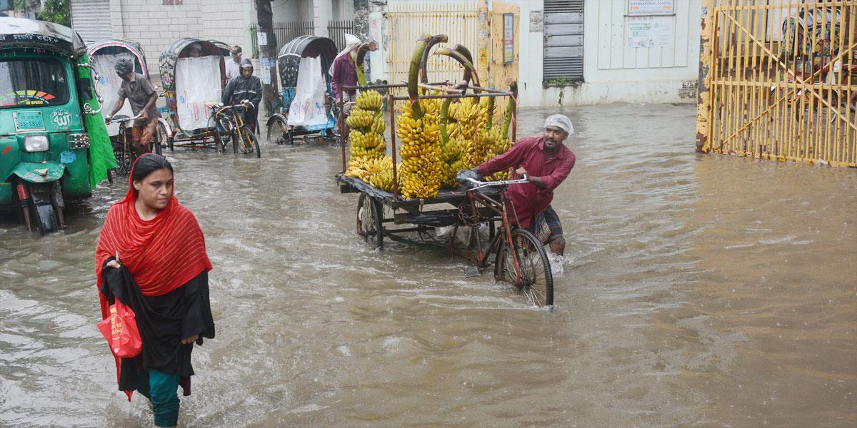 চট্টগ্রামে মাত্র ১০ মিলিমিটার বৃষ্টিতে সড়কে হাঁটুপানি