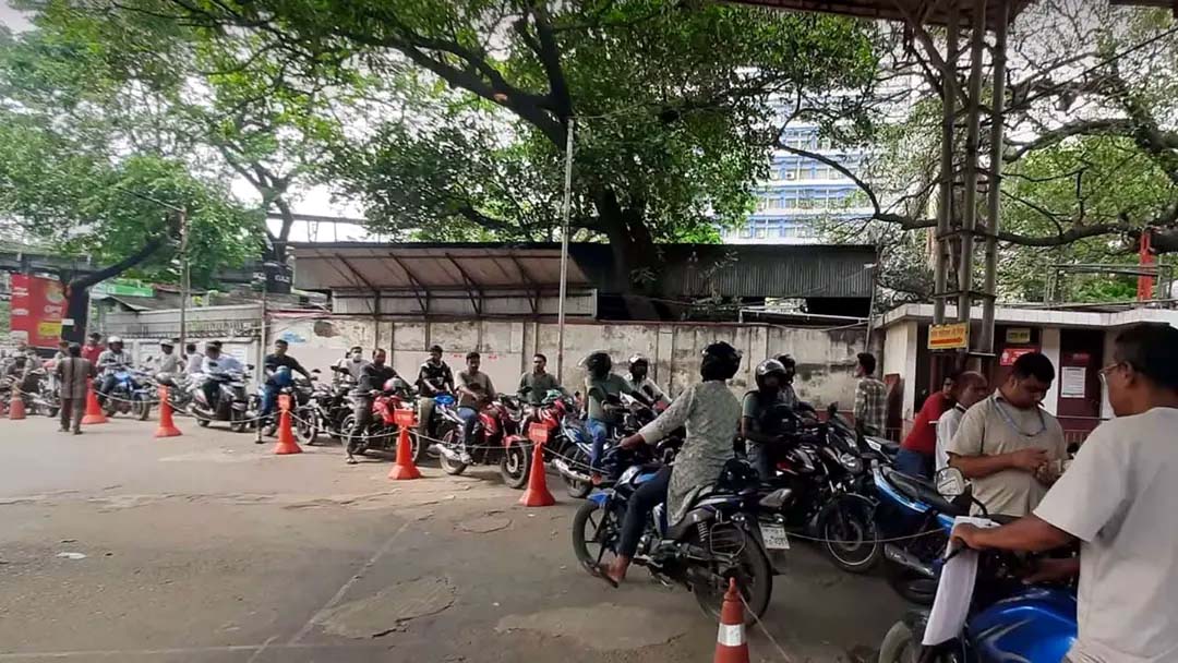তেল পেতে আড়াই ঘণ্টা অপেক্ষা,রমনা পাম্পে গাড়ির এক কিলোমিটার সারি