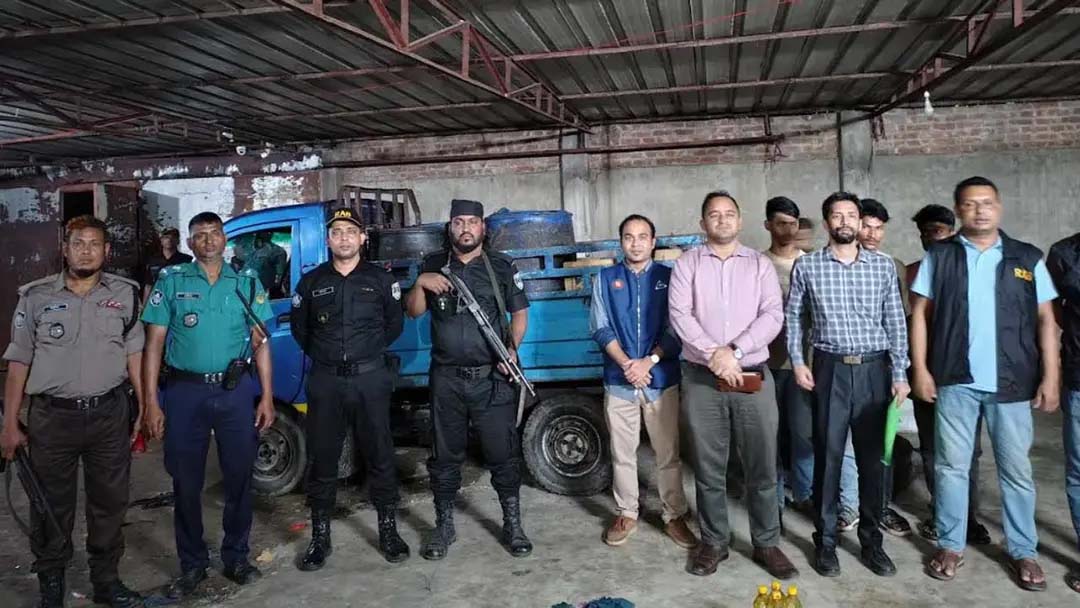চট্টগ্রামে অনুমোদন ছাড়া বোতলজাত ১০৪২ লিটার সয়াবিন তেল জব্দ