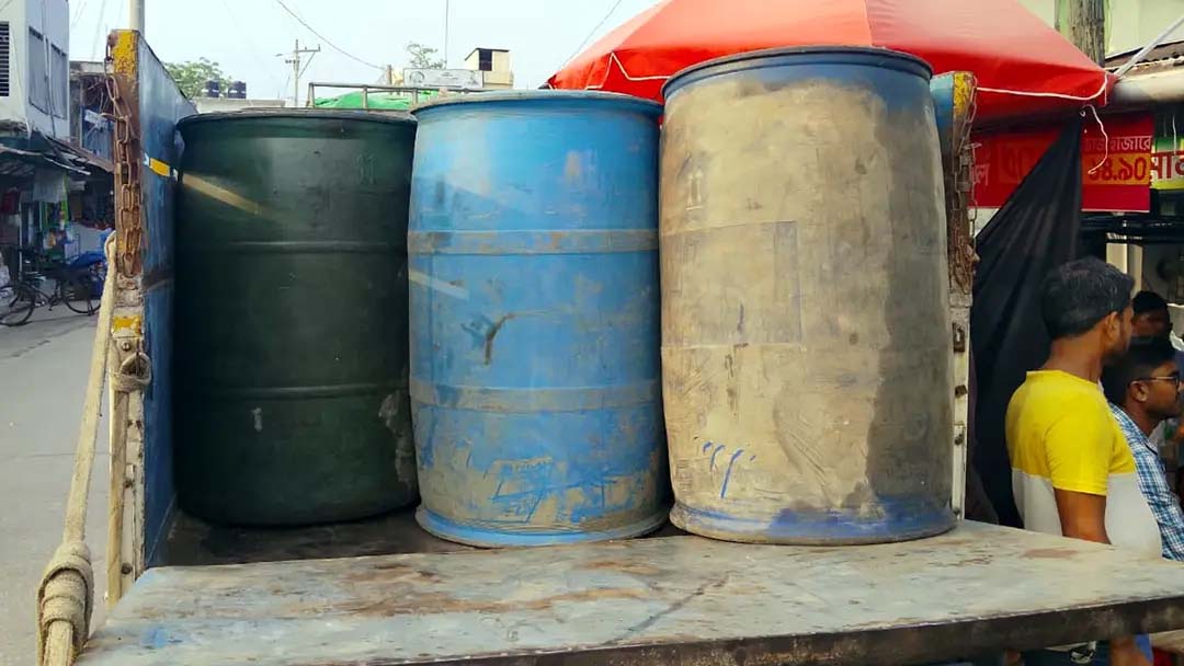 বরিশালে ৩২০০ লিটার জ্বালানি তেল মজুত,ব্যবসায়ীকে জরিমানা