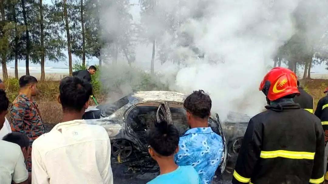 মেরিন ড্রাইভে চলন্ত প্রাইভেটকারে আগুন,অল্পের জন্য রক্ষা পেলেন যাত্রীরা