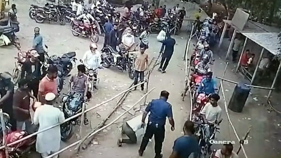 পাম্পে অনিয়মের ভিডিও করায় সাংবাদিককে মারধর,পুলিশ সদস্যকে প্রত্যাহার