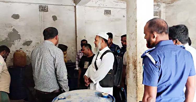 লিটারে ৪০ টাকা বেশি দামে তেল বিক্রি,দুই প্রতিষ্ঠানকে জরিমানা