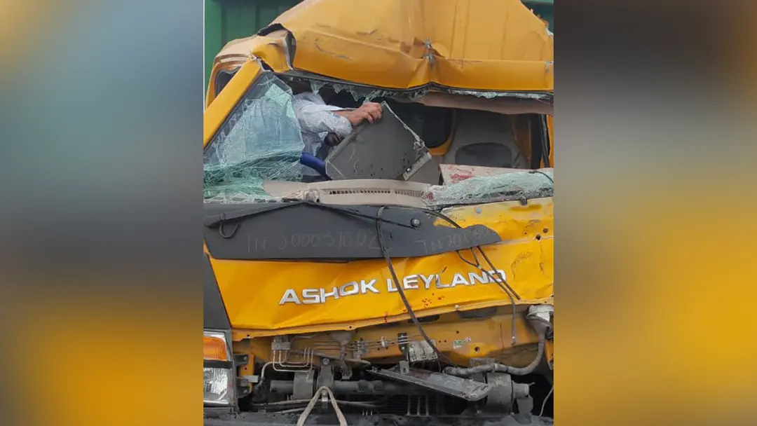 পদ্মা সেতুর মাঝপথে উল্টে গেল কাভার্ড ভ্যান