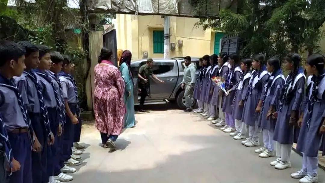 মন্ত্রীর নির্দেশ অমান্য, ইউএনওকে শুভেচ্ছায় রাস্তায় দাঁড়িয়ে শিক্ষার্থীরা