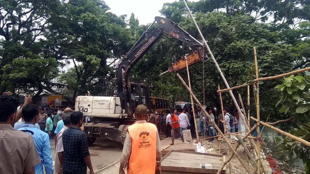 গুঁড়িয়ে দেওয়া হচ্ছে বাড্ডার গুদারাঘাট এলাকার ফুটপাতের দোকান
