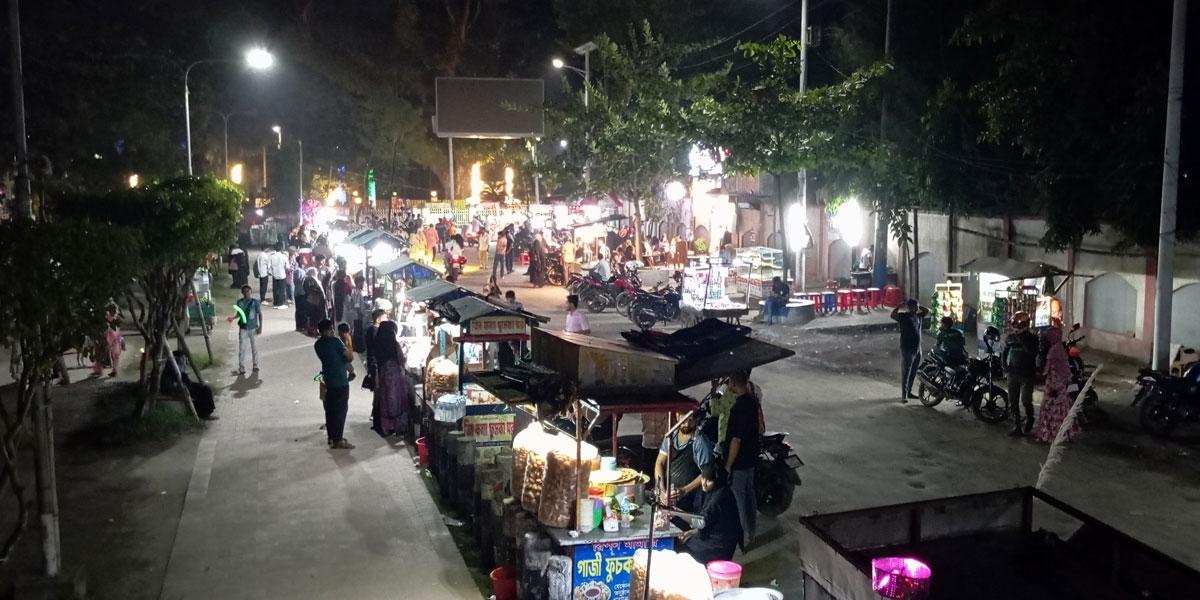 বরিশালে ফুটপাতে অবৈধ বিদ্যুতের রমরমা বাণিজ্য