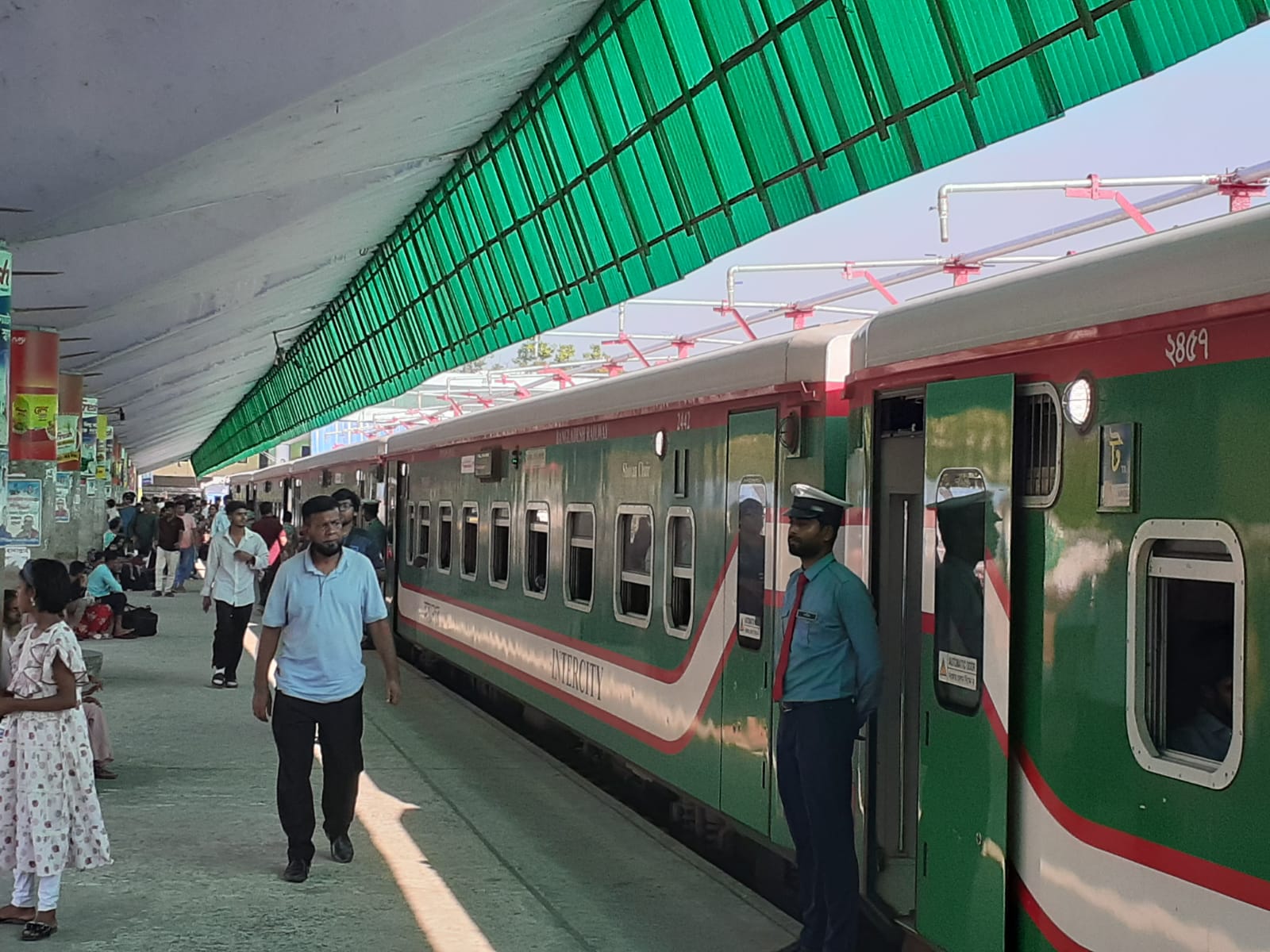 চট্টগ্রাম রেলস্টেশনে অর্ধশতাধিক যাত্রীর ভোগান্তি