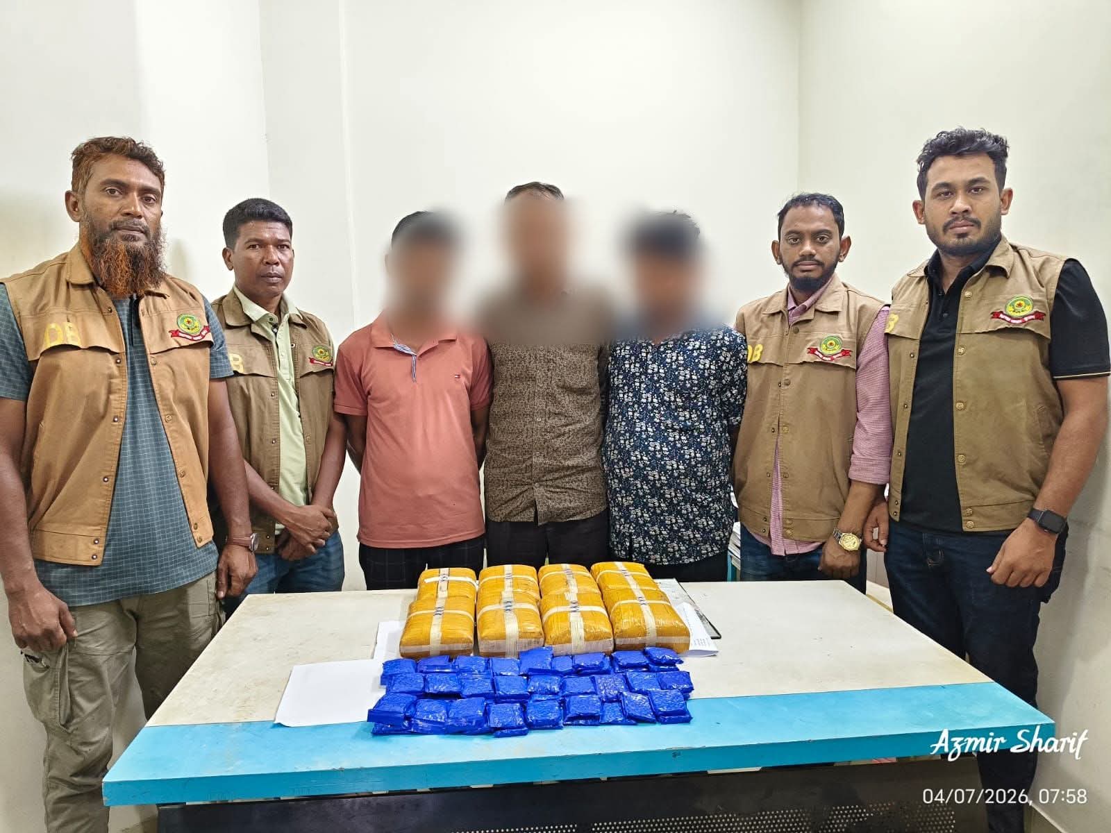 সিএমপির অভিযানে মাদককারবারী সহ হানিফ পরিবহনের বাস জব্দ