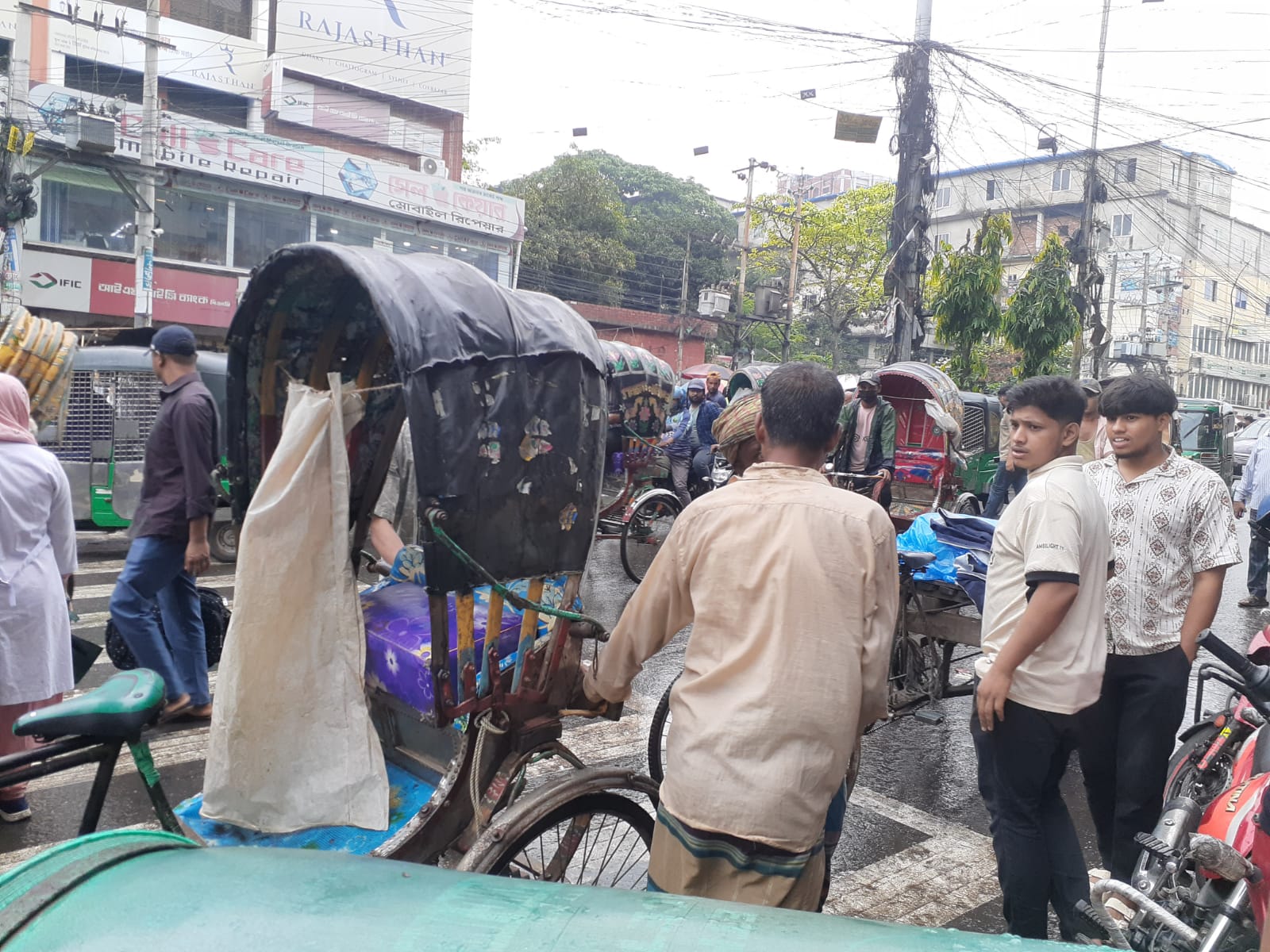 জুবিলী রোডে দুই রিক্সা চালকের রক্তক্ষয়ী সংঘর্ষ