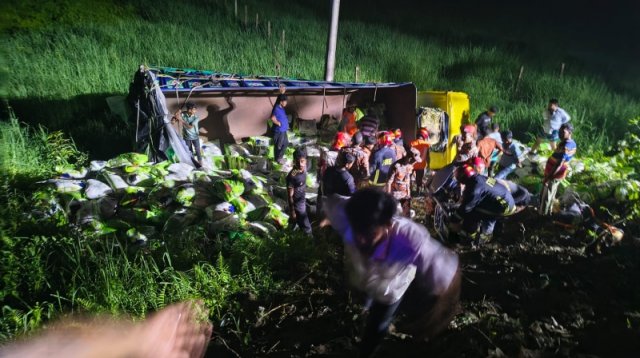 দাউদকান্দিতে চালবোঝাই ট্রাক উল্টে নিহত ৭