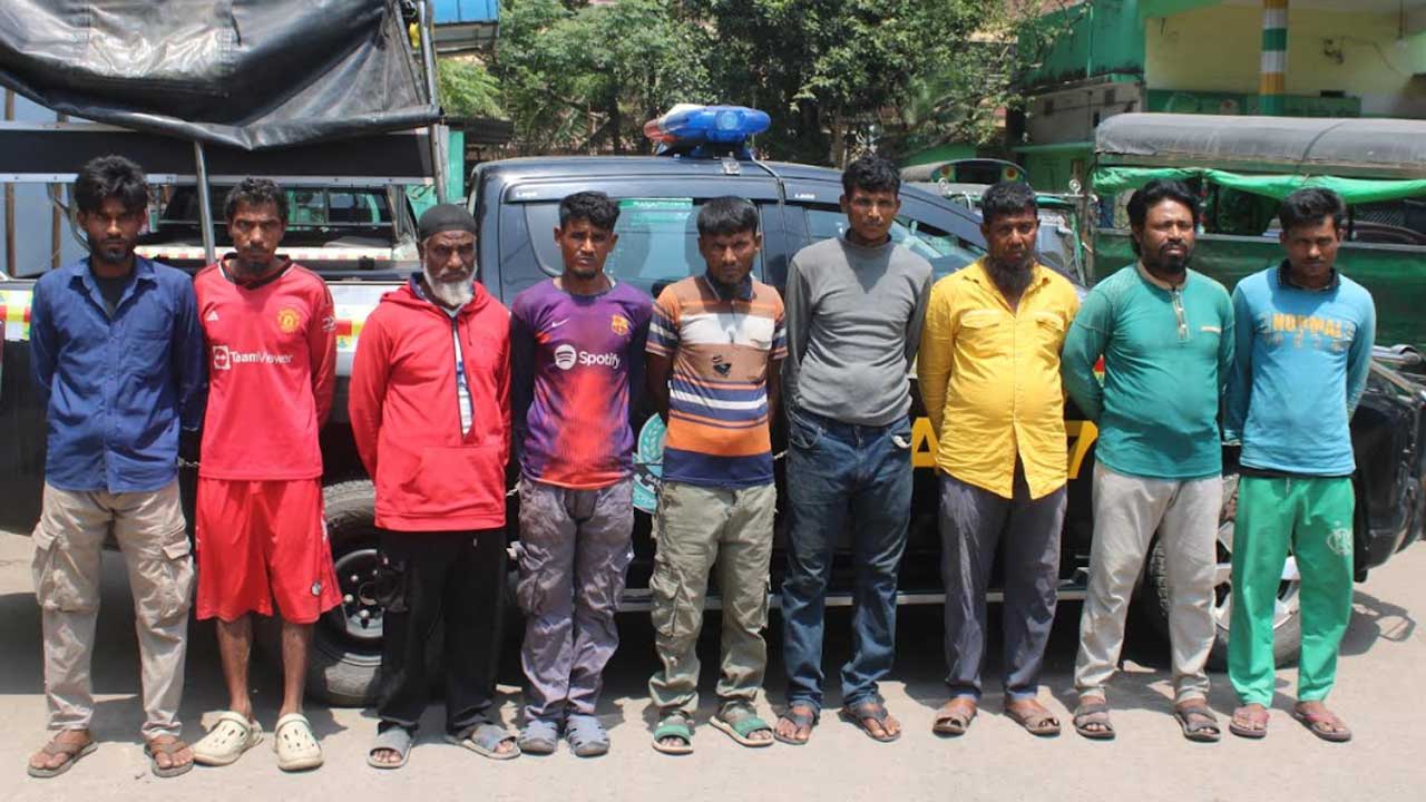 চট্টগ্রামে ফিশিং ট্রলারে মিললো ৫ লাখ ইয়াবা, ৯ কারবারি গ্রেপ্তার