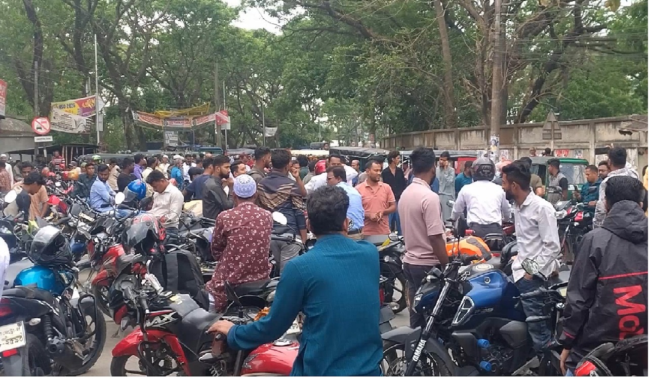 জামালপুরে তেল না পেয়ে মোটরসাইকেল চালকদের রাস্তা অবরোধ