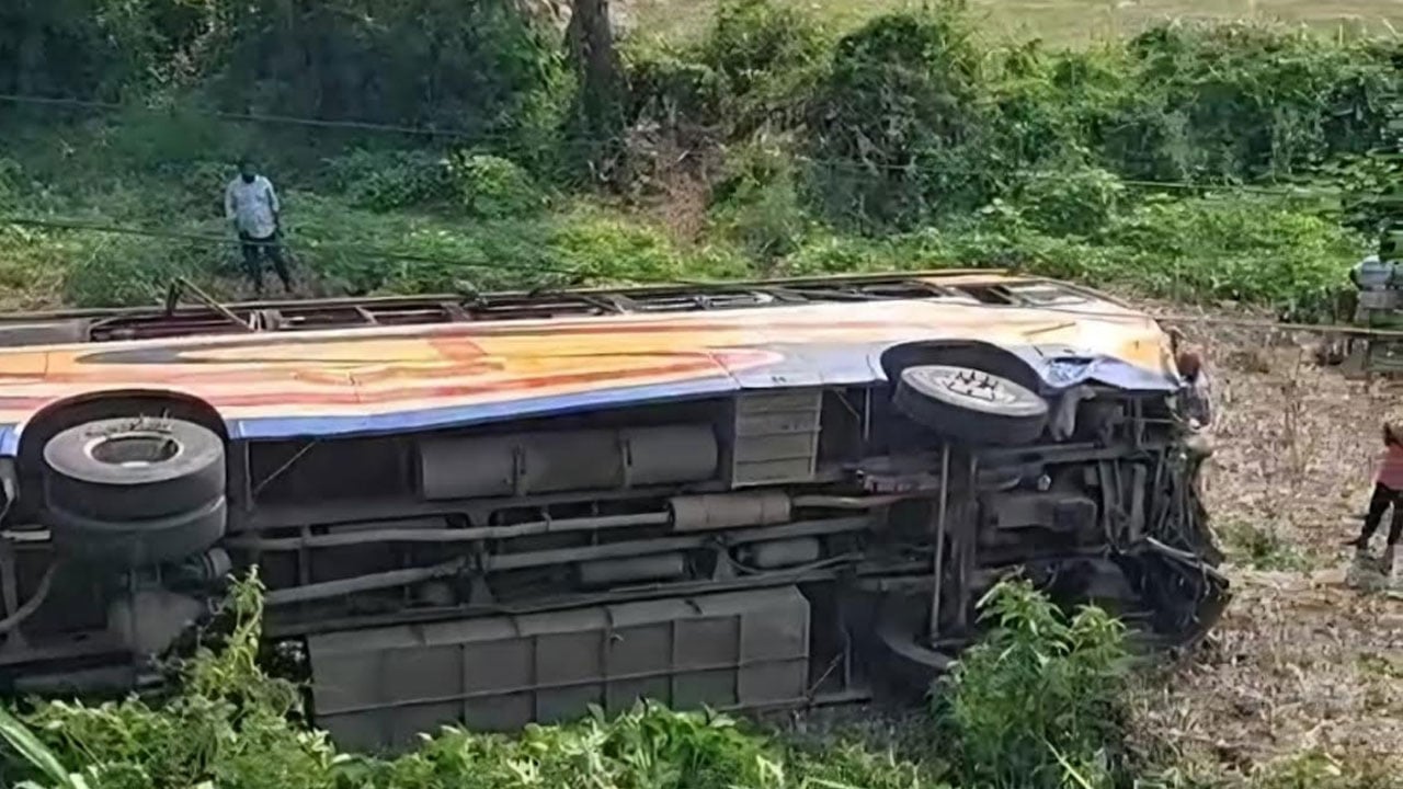 ভাঙ্গায় পিকআপের সঙ্গে সংঘর্ষে যাত্রীবাহী বাস খাদে,নিহত ২