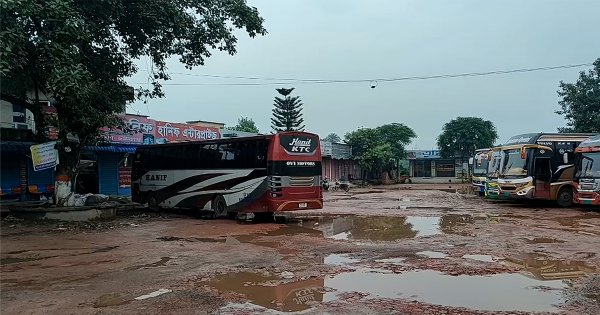 বাস চলাচল নিয়ে দ্বন্দ্বে অচল রাজশাহী রুট,দুর্ভোগে যাত্রীরা