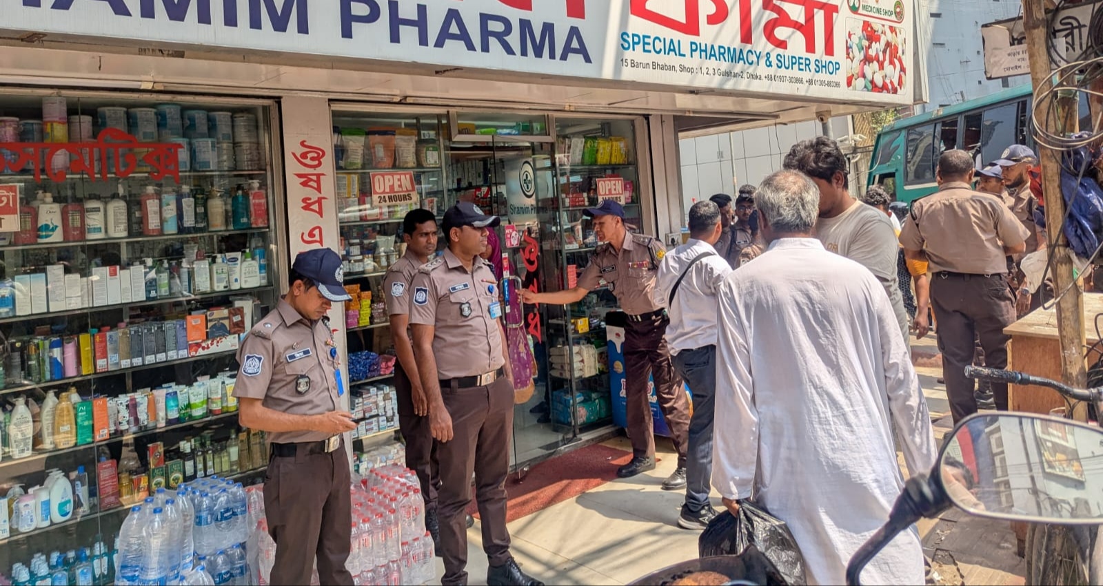 গুঁড়িয়ে দেওয়া হচ্ছে বায়তুল মোকাররম এলাকার ফুটপাতের অবৈধ দোকান