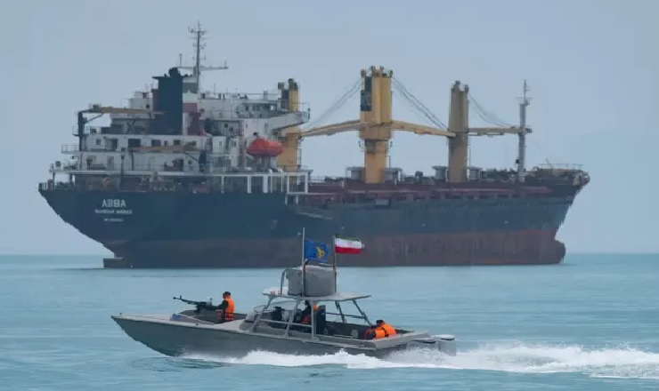 হরমুজ প্রণালিতে ৩ জাহাজ লক্ষ্য করে গুলি