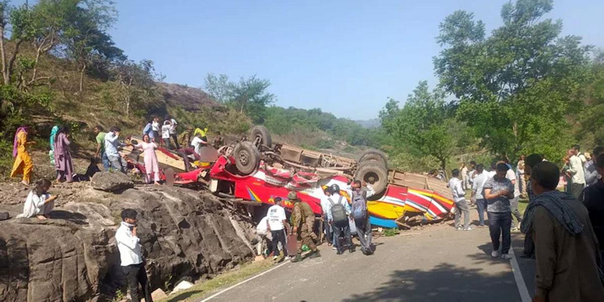 কাশ্মীরে পাহাড় থেকে বাস নিচে পড়ে নিহত ১৫