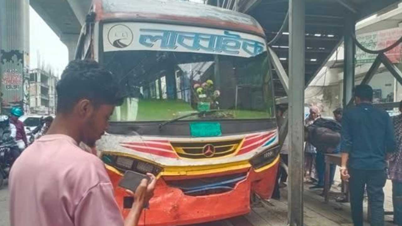 ফার্মগেটে লাব্বাইক বাসের ধাক্কায় সিএনজি চালক নিহত