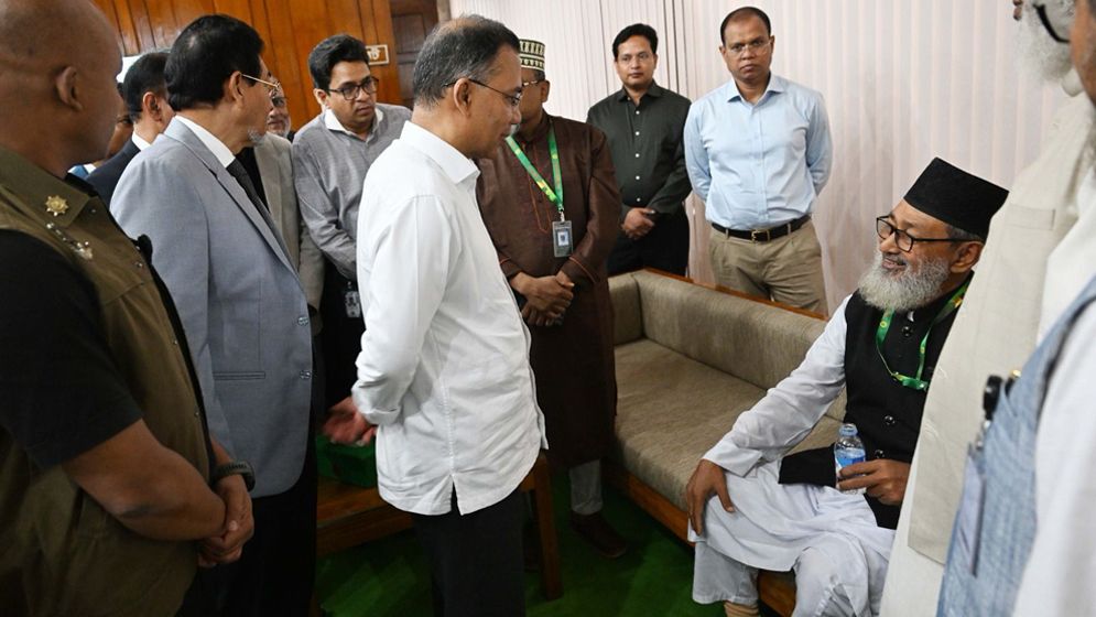 অধিবেশন চলাকালে হঠাৎ অসুস্থ বিরোধীদলীয় এমপি,খোঁজ নিলেন প্রধানমন্ত্রী