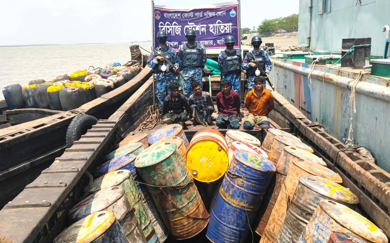 হাতিয়ায় বিদেশি জাহাজ থেকে আনা অবৈধ জ্বালানি জব্দ, আটক ৪