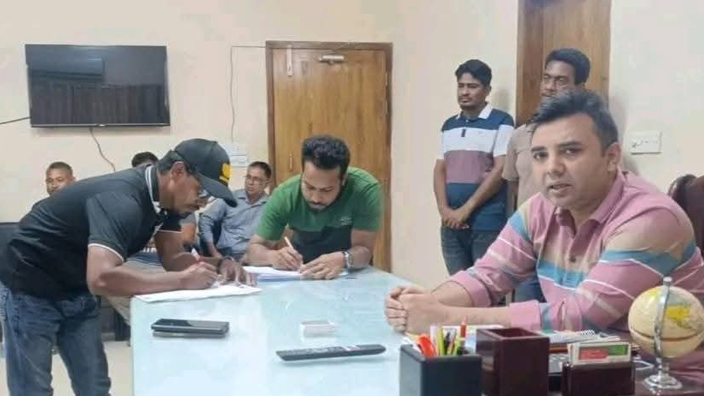 কুমিল্লায় ২ সাংবাদিককে হাতকড়া পরিয়ে থানায় নিলেন এসি ল্যান্ড